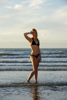 M in black bikini 1, par Xavier E. G. Dierick